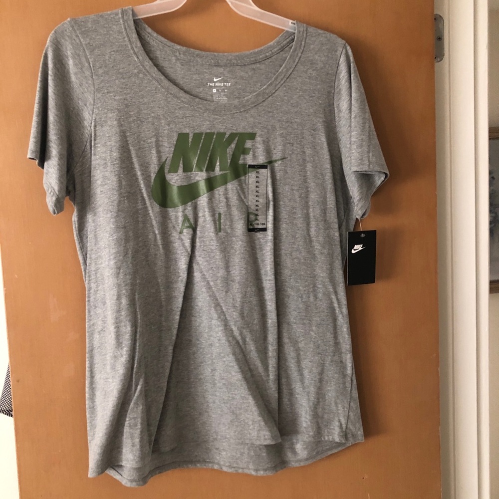 NWT!! BRAND NEW Nike tee!! Super cute and soft!!